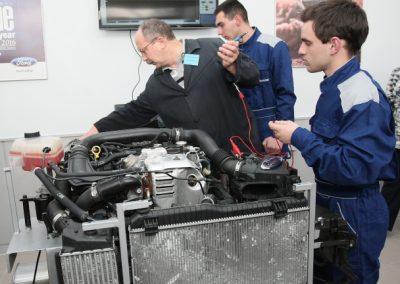 Столични ученици изучават автомобилната мехатроника с модерна лаборатория
