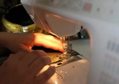 В текстилната гимназия в Сливен изработват предпазни маски, които ще дарят на общината
